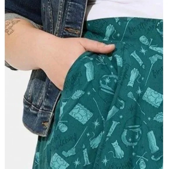 New Torrid Size 1 (14/16) Disney Hocus Pocus Mini Challis Button Front Skirt NWT - Picture 3 of 14